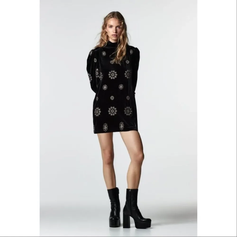 ZARA EMBROIDERED VELVET DRESS
BLACK - REF. 2731/339 - Picture 1 of 8